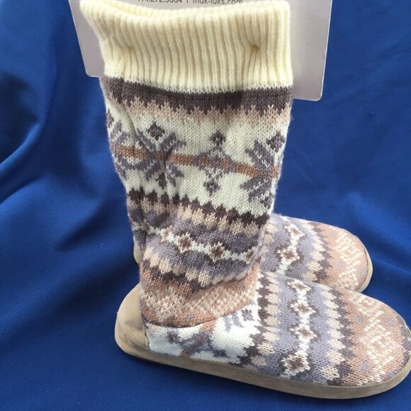 Muk Luks size 8-9 - Picture 2 of 3
